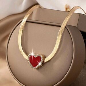 A Snakeskin Chain Heart Set With Rhinestones Oil Drop Pendant